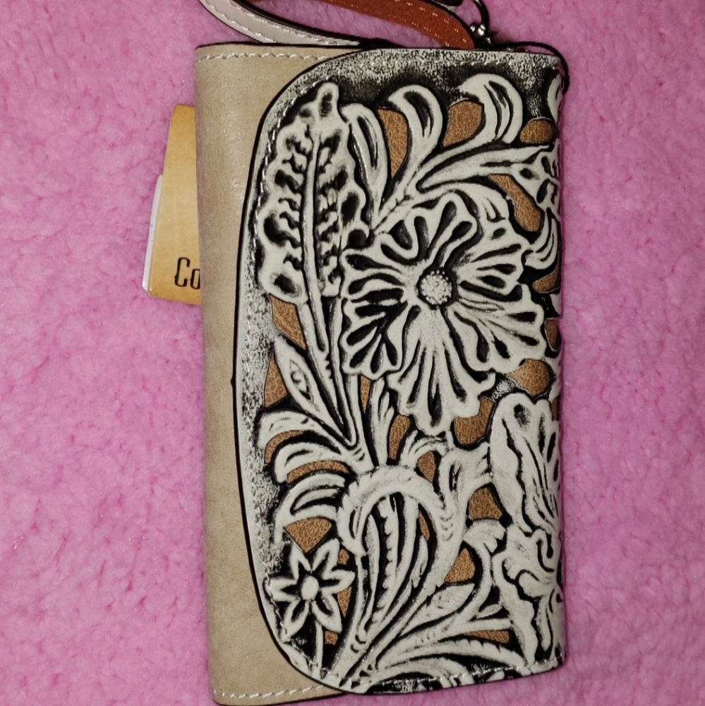 Beige/Cream Wristlet